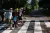 Un grupo de estudiantes cruzan la calle en la prefectura de Tochigi, Japón.