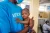 Un especialista en nutrición de UNICEF sostiene a un bebé desnutrido en un centro de rehabilitación nutricional en Nouakchott, Mauritania.