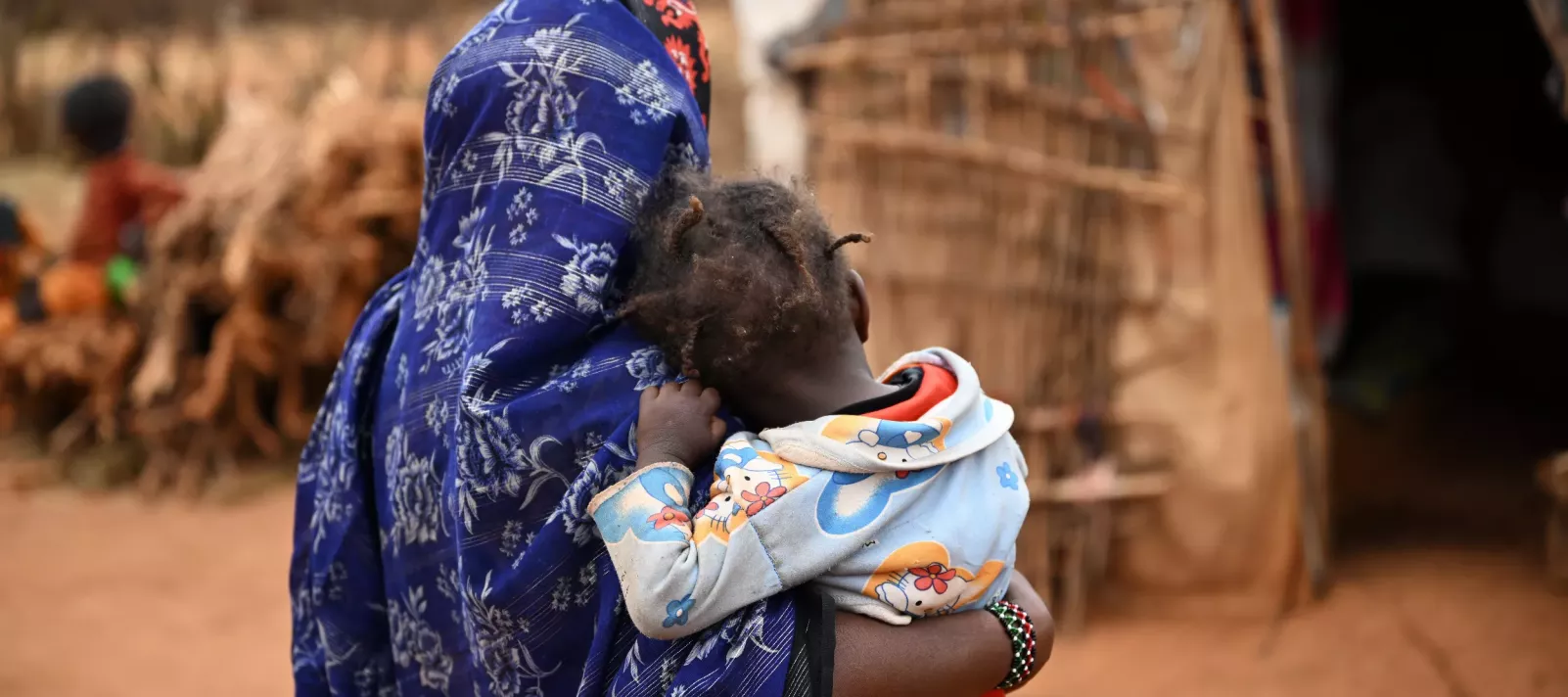 Una mujer sostiene a un ni&ntilde;o en un campamento para desplazados en la regi&oacute;n de Oromia, en el sur de Etiop&iacute;a.