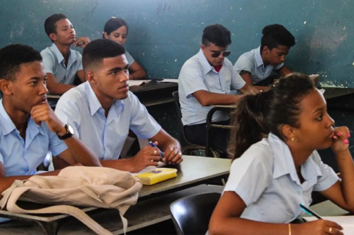 学生们在教室里上课