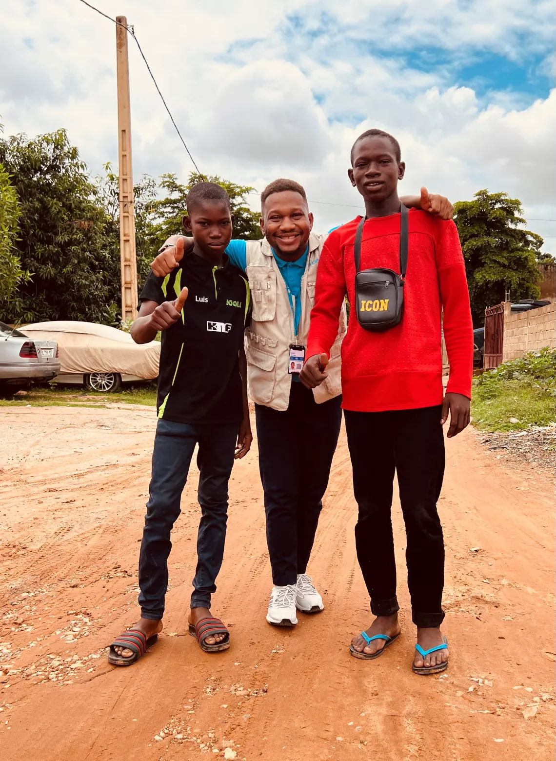 Daniel Ouedraogo, Specialiste jeune et adolescent au Mali, entouré de deux jeunes