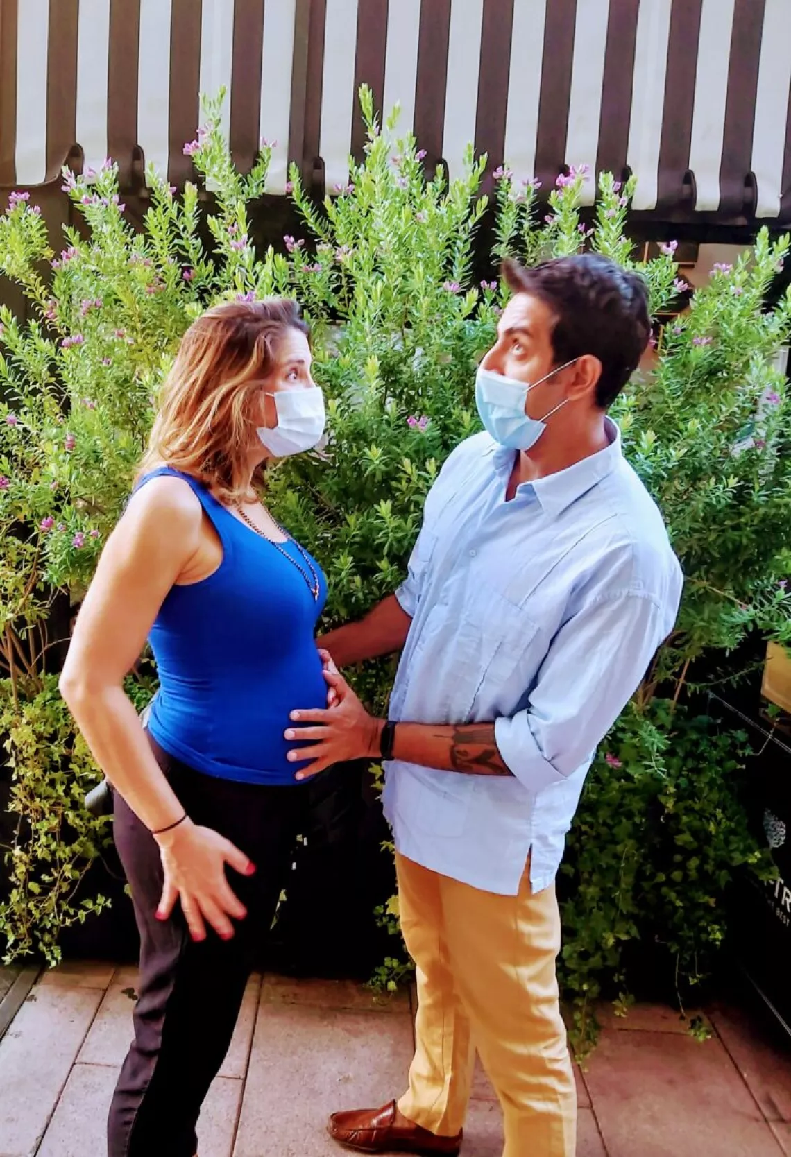Los padres de Leo, Suraj y Sole, se divierten tratando de adivinar el sexo del beb&eacute;, que solo descubrieron cuando naci&oacute; Leo. En la India, el sexo de un beb&eacute; no se revela debido a casos de abortos selectivos al haber preferencia en la sociedad hacia los ni&ntilde;os varones.
