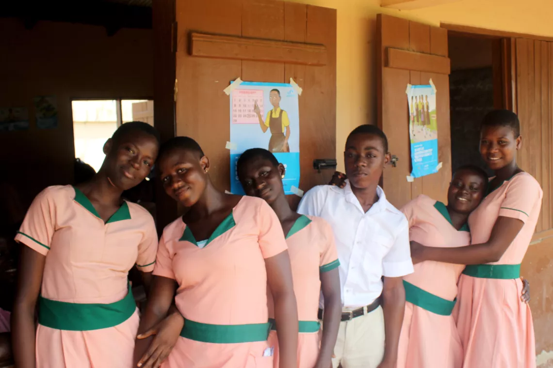 Des &eacute;l&egrave;ves devant une salle de classe, Ghana