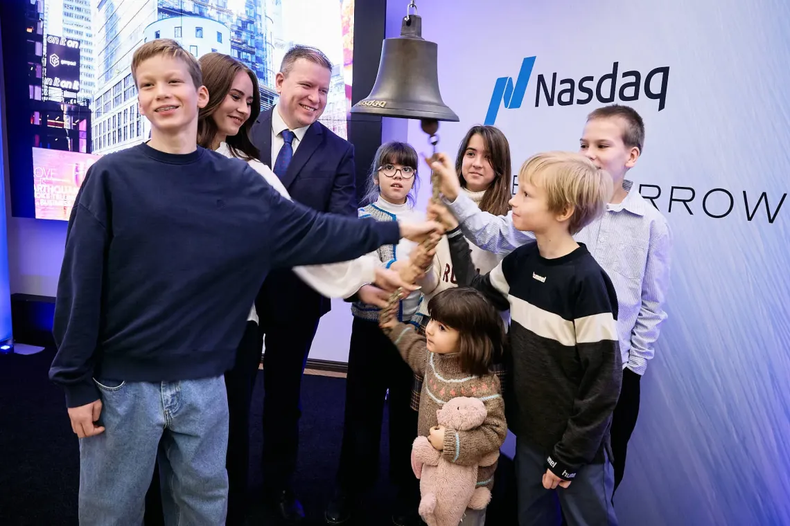Minister Ville Tavio and children ringing the bell for children rights at Nasdaq Helsinki in November 2025. 