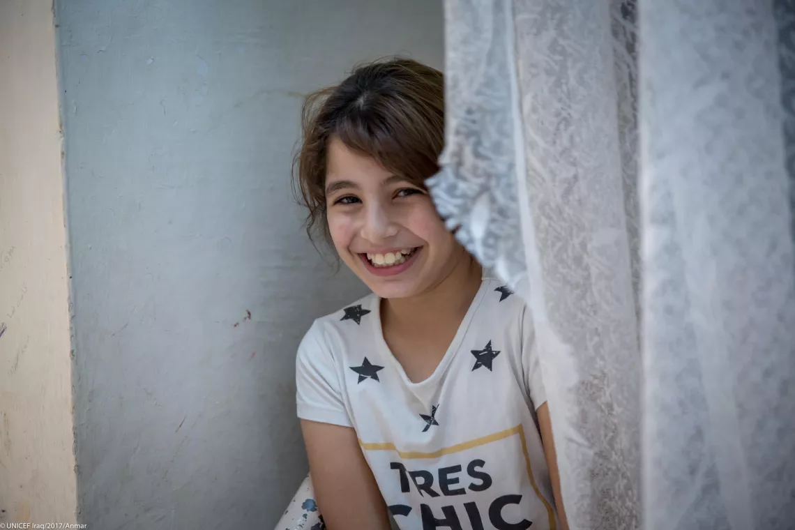 Sara, 10 ans, chez elle &agrave; Mossoul, en Iraq. Sa famille re&ccedil;oit des bons d&rsquo;&eacute;change qui lui permettent de subvenir &agrave; ses besoins comme elle le souhaite. &laquo; Je m&rsquo;en sers pour acheter de la nourriture &raquo;, explique la m&egrave;re de Sara. &laquo; C&rsquo;est le plus important pour les enfants, car cela leur permet de mieux se concentrer en classe. Qui peut apprendre le ventre vide ? &raquo;