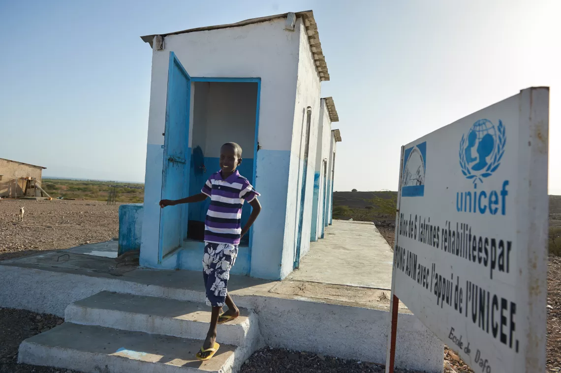 Un ni&ntilde;o sale de una letrina en Djibouti.