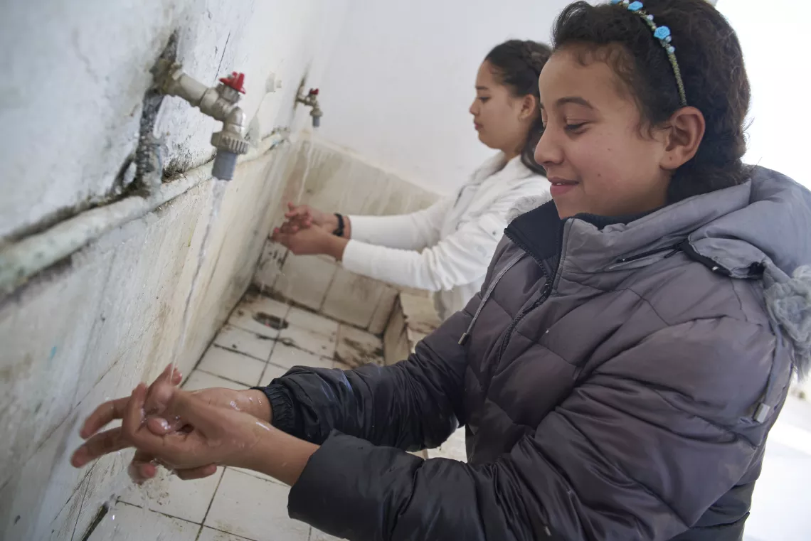 Dos ni&ntilde;as se lavan las manos en una escuela en T&uacute;nez.