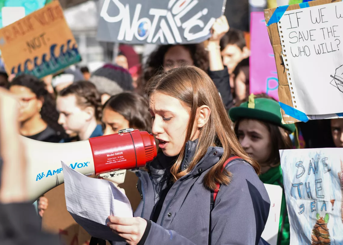 Nueva York: El 15 de marzo de 2019, Alexandria Villase&ntilde;or se dirige a un grupo de j&oacute;venes que protestan en favor de la adopci&oacute;n de medidas para frenar el cambio clim&aacute;tico a las puertas de las Naciones Unidas en la ciudad de Nueva York.