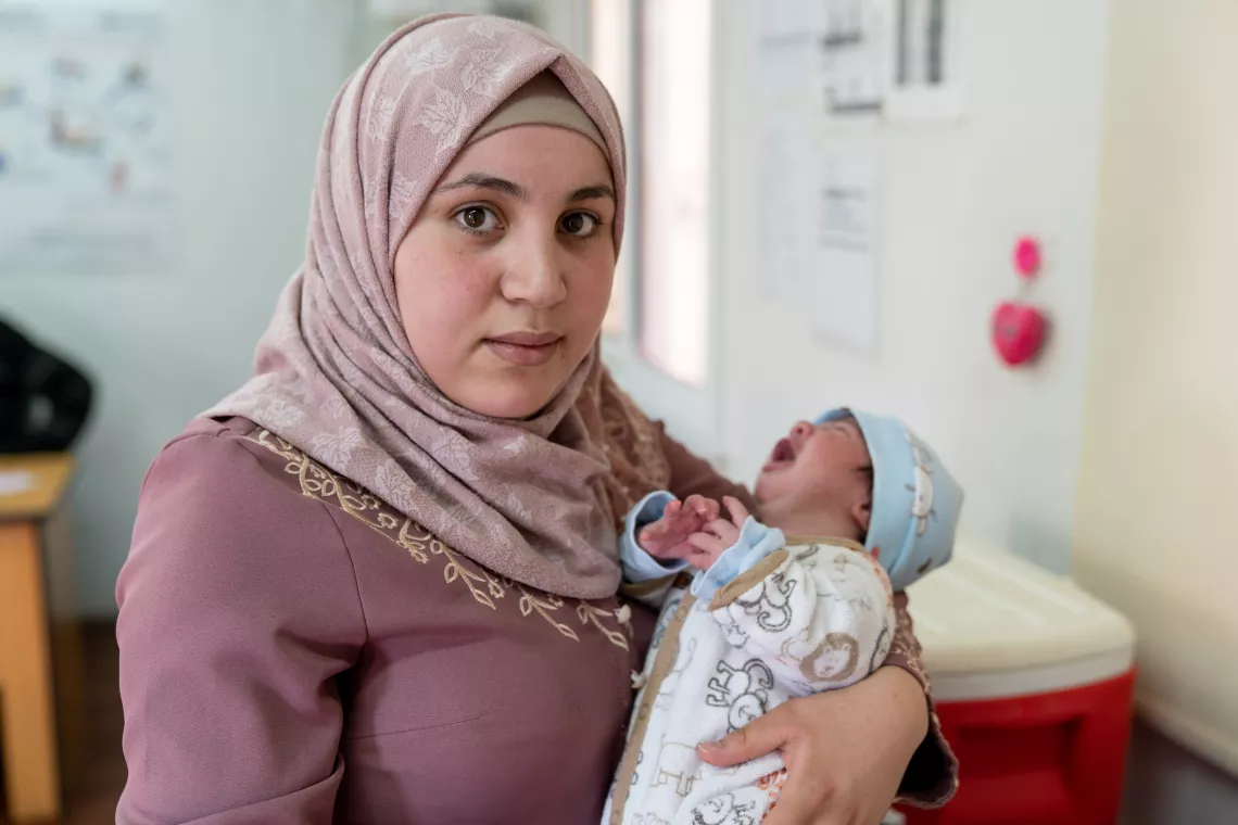 Sham, de 3 meses, recibe sus vacunas en una de las cl&iacute;nicas establecidas con ayuda de UNICEF en el campamento de refugiados de Azraq, Jordania (2019).