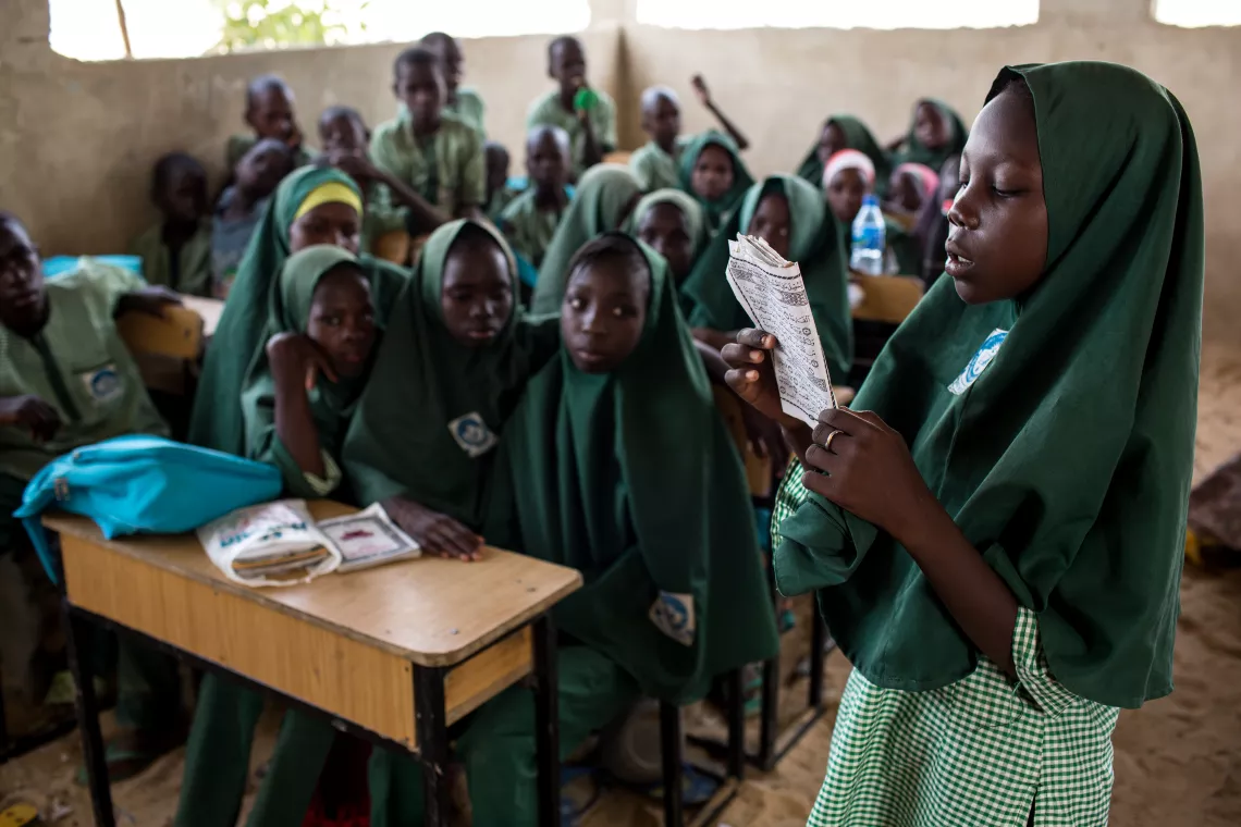 Nigeria. Una ni&ntilde;a lee a sus compa&ntilde;eros de clase en el estado de Borno.