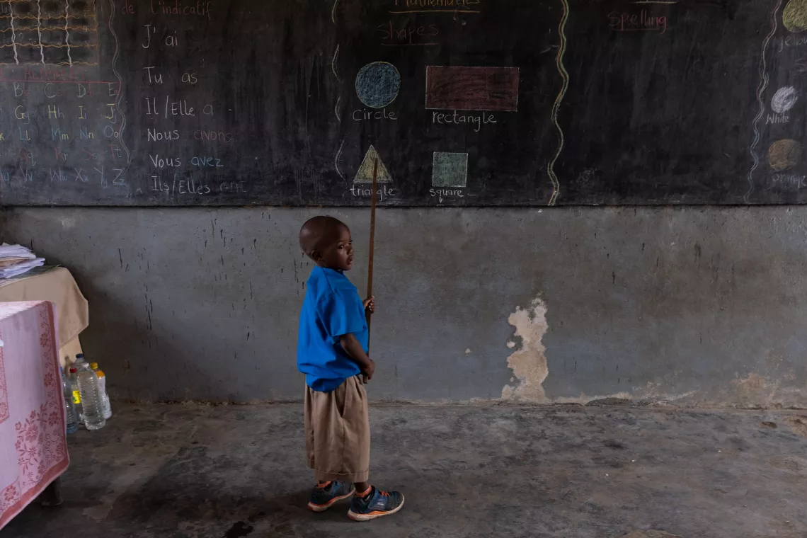 Un ni&ntilde;o asiste a clase en una escuela primaria gubernamental que recibe apoyo de UNICEF, en Douala, Camer&uacute;n.