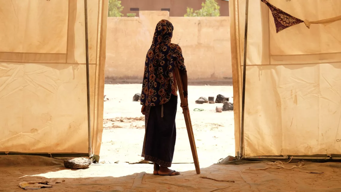 Mali. Una ni&ntilde;a desplazada se apoya en una muleta para caminar.