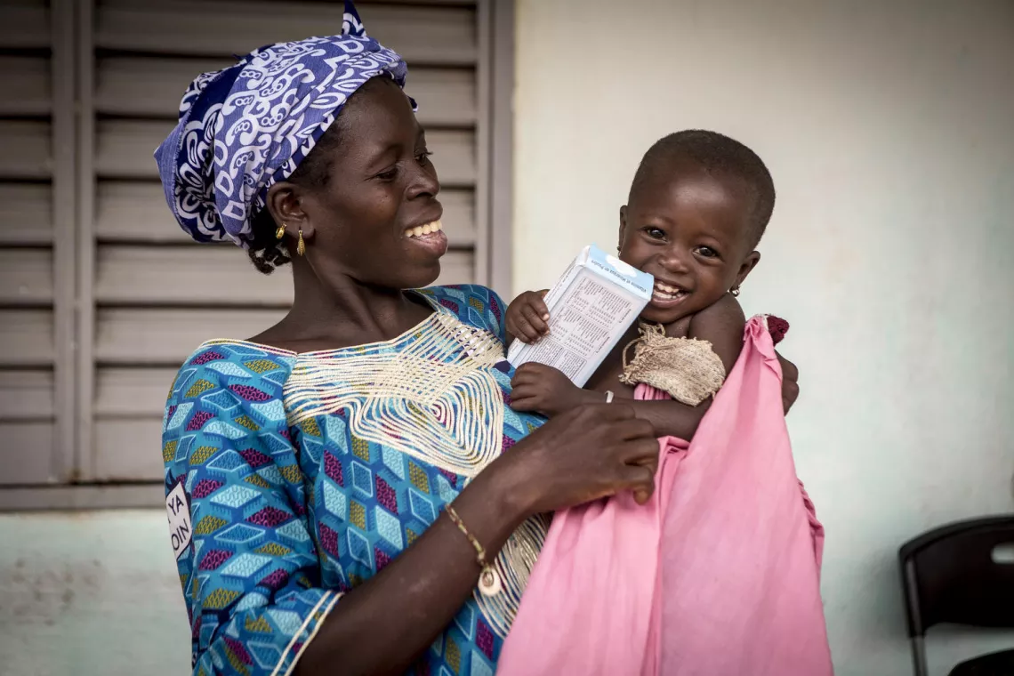 Alimatou Go&iuml;ta, de 23 meses, que padece retraso en el crecimiento, durante un seguimiento con su madre.