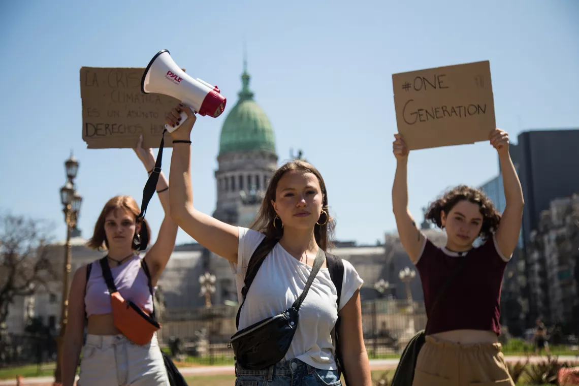 Argentine : Des militantes du climat brandissent des pancartes.