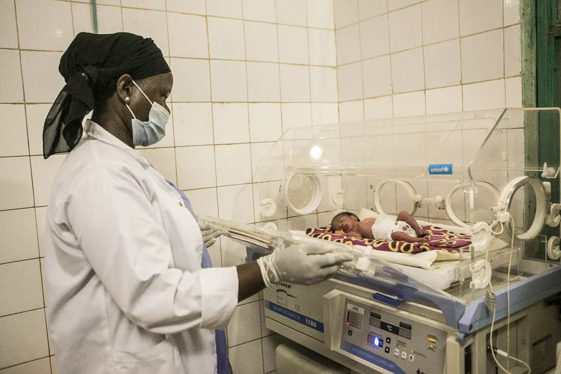 Une femme medecin prends soin d'un nouveau plac&eacute; dans une couveuse