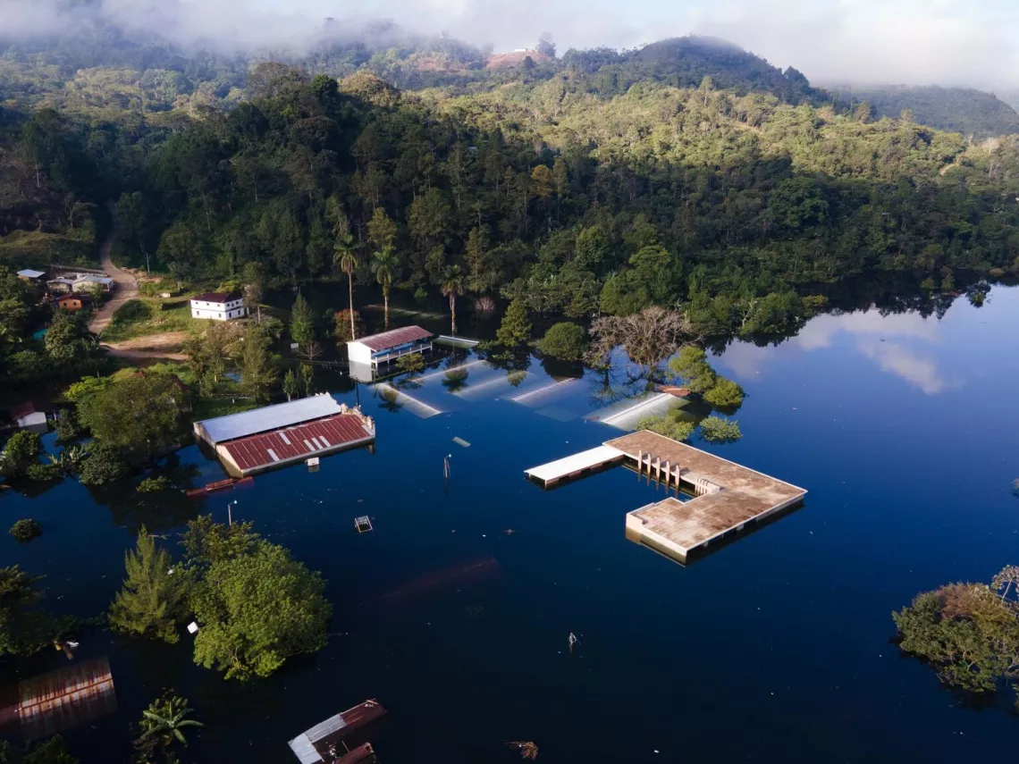 La escuela de Campur, Alta Verapaz, Guatemala, el 3 de diciembre de 2020. La escuela est&aacute; inundada como resultado de los huracanes Iota y Eta.