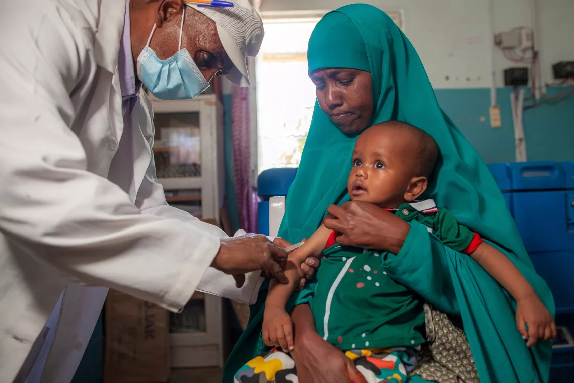 Un ni&ntilde;o recibe la vacuna contra el sarampi&oacute;n en un centro de nutrici&oacute;n de Hargeisa, Somalilandia.