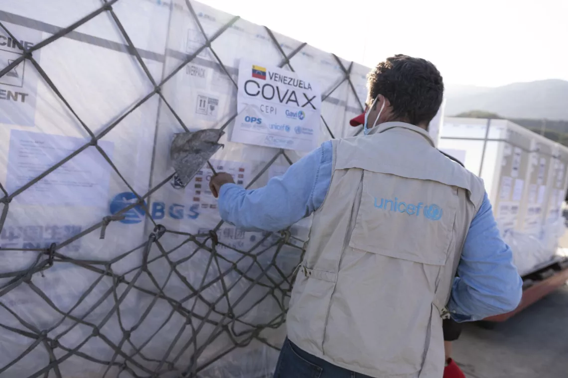 En Venezuela se entregan dosis de la vacuna contra la COVID-19 como parte de un env&iacute;o al pa&iacute;s por el mecanismo COVAX.