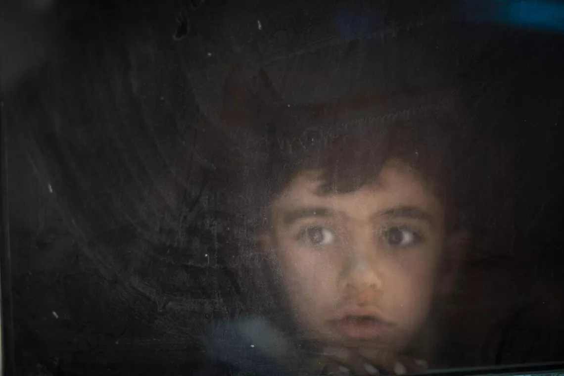 Hussein, 5 ans, regarde par la fen&ecirc;tre de son h&eacute;bergement temporaire en p&eacute;riph&eacute;rie de Falloujah, en Iraq.