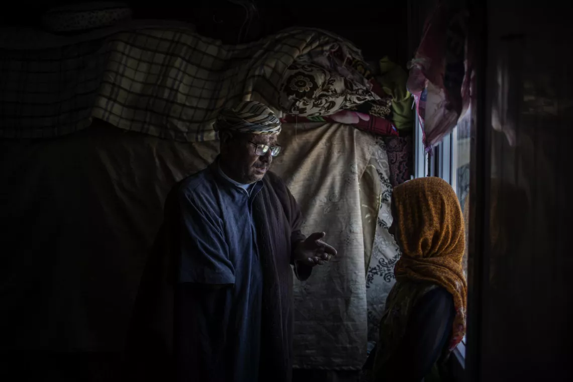 Mahmoud discute avec sa fille, Hanan, dans leur h&eacute;bergement temporaire en p&eacute;riph&eacute;rie de Falloujah.