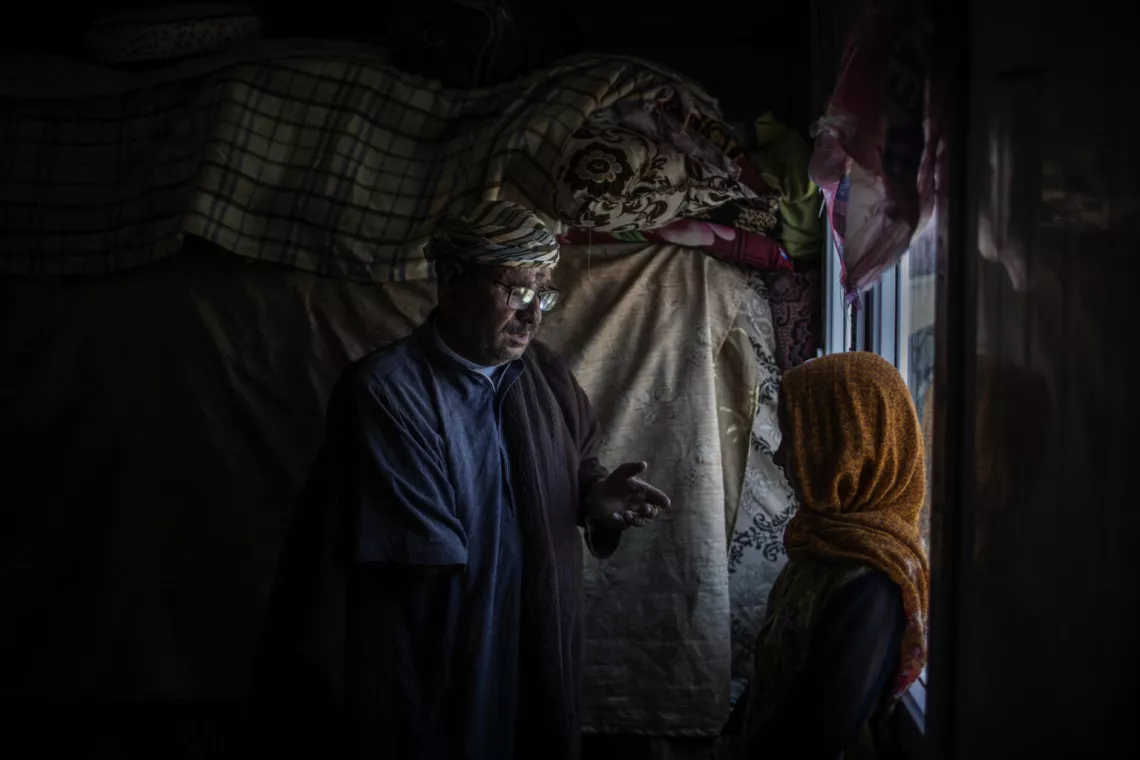 Mahmoud discute avec sa fille, Hanan, dans leur hébergement temporaire en périphérie de Falloujah.