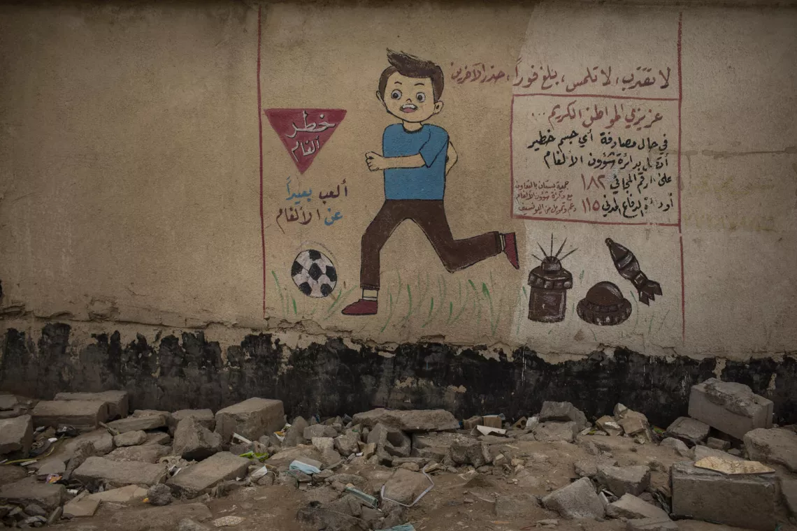 Une fresque sur le mur d&rsquo;une &eacute;cole &agrave; Basra met en garde les enfants contre les dangers des mines terrestres et des munitions non explos&eacute;es.