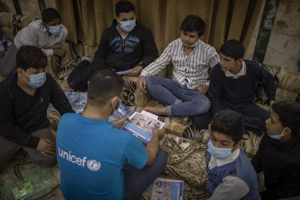 Une &eacute;quipe de l&rsquo;UNICEF d&eacute;livre une formation sur les dangers des munitions explosives dans un espace ami des enfants soutenu par l&rsquo;organisation en p&eacute;riph&eacute;rie de Basra.