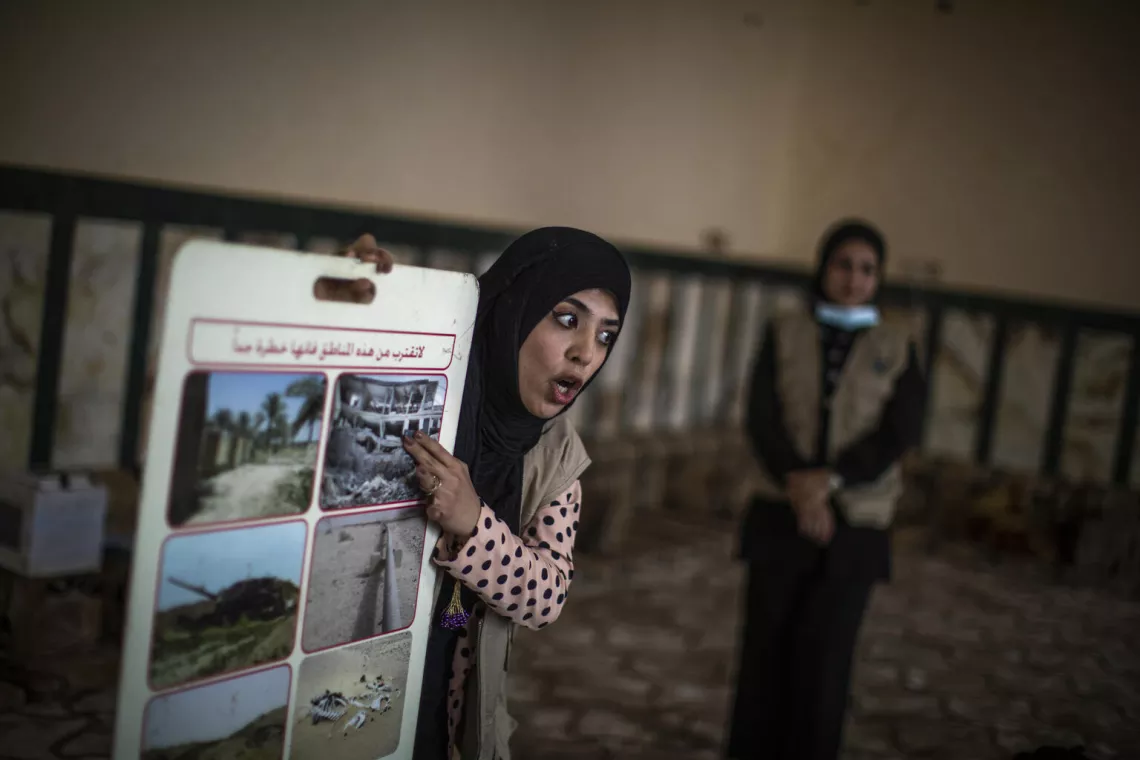 Une &eacute;quipe de l&rsquo;UNICEF d&eacute;livre une formation sur les dangers des munitions explosives dans un espace ami des enfants soutenu par l&rsquo;organisation.
