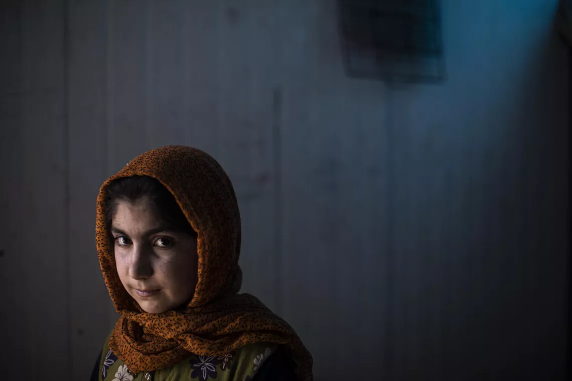 Portrait d&rsquo;Hanan dans l&rsquo;h&eacute;bergement temporaire de sa famille &agrave; Falloujah.
