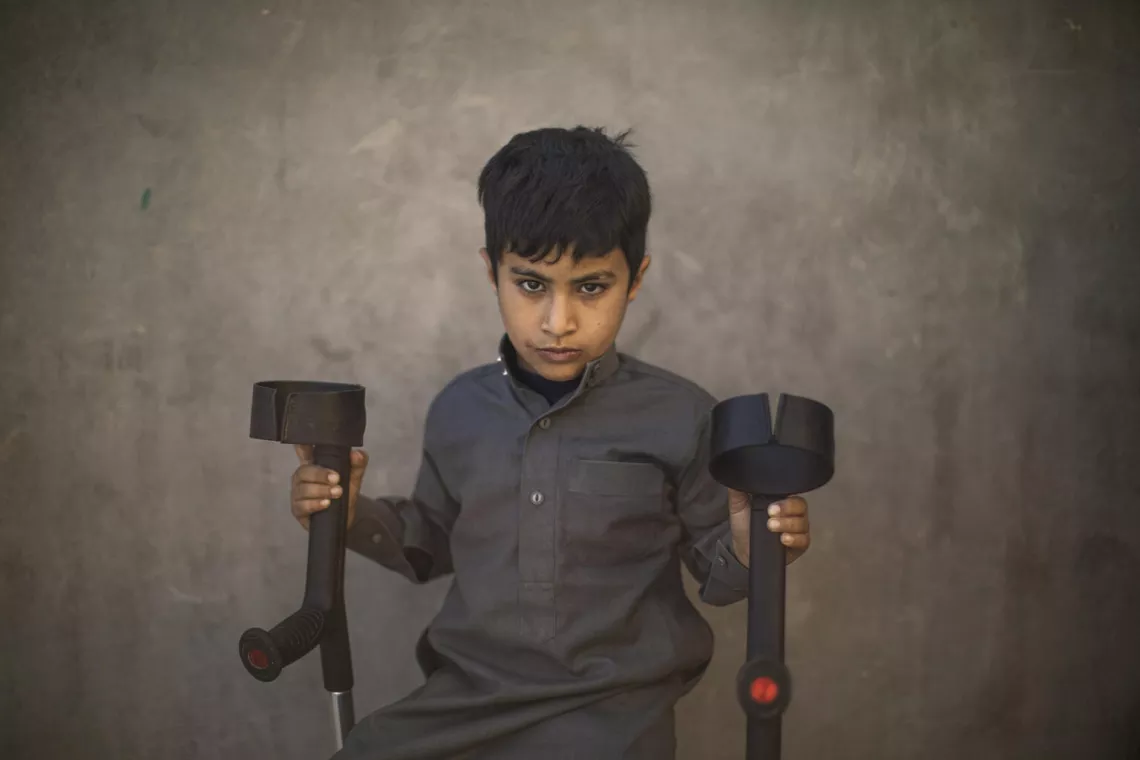 Diab, 8 ans, est photographi&eacute; chez lui &agrave; Falloujah. En 2020, le petit gar&ccedil;on jouait avec ses amis quand il a &eacute;t&eacute; victime d&rsquo;une munition non explos&eacute;e.