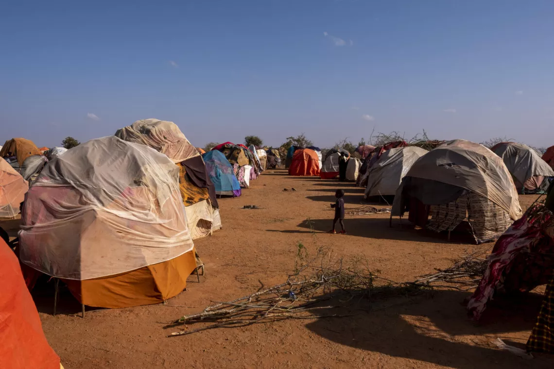 Somalia. Un ni&ntilde;o camina entre tiendas de campa&ntilde;a en un sitio para desplazados internos.