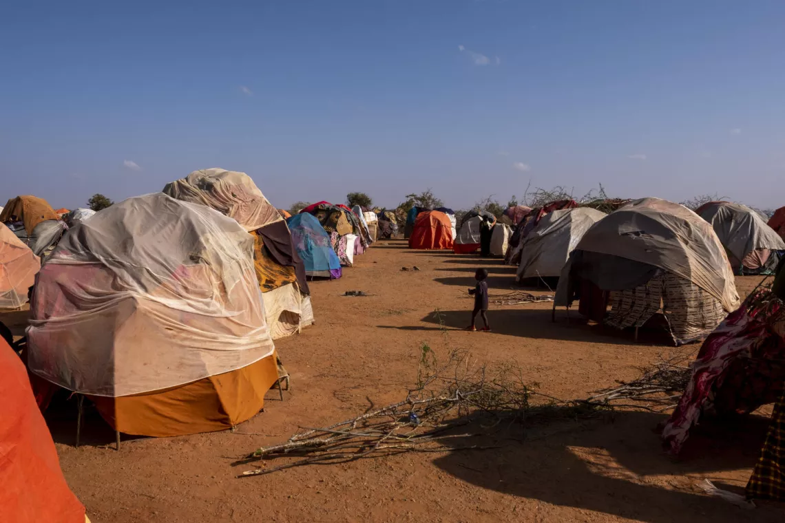 在索马里与埃塞俄比亚边境附近的一个境内流离失所者营地，一名儿童走在帐篷之间。