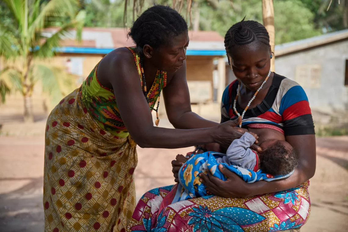 Una madre amamantando a su beb&eacute; en Sierra Leona