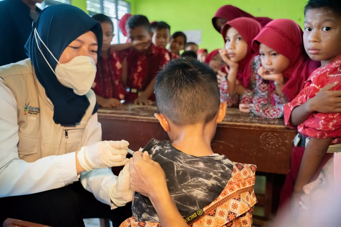 Le docteur Liana, 38 ans, administre des vaccins dans une &eacute;cole primaire