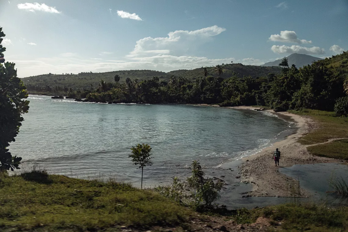 This community sits near to the southern coast of Haiti, next to the Caribbean Sea.