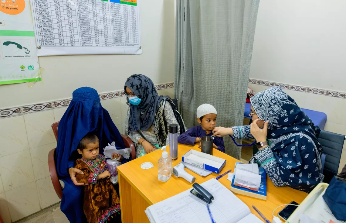 dans un h&ocirc;pital de Karachi, au Pakistan, un m&eacute;decin examine un petit gar&ccedil;on de 4 ans.