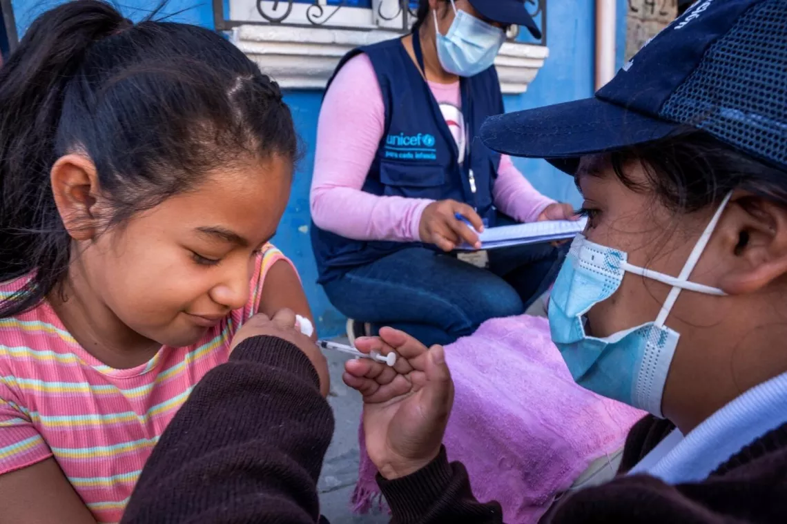 Una ni&ntilde;a de diez a&ntilde;os se vacuna contra el VPH y el t&eacute;tanos en una comunidad remota de Guatemala.