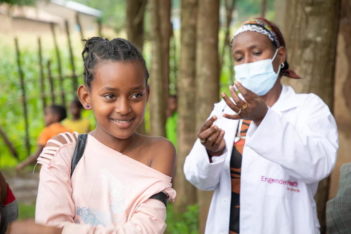 Una ni&ntilde;a de 12 a&ntilde;os recibe la vacuna contra el VPH en Etiop&iacute;a para protegerse del riesgo de padecer infecciones por el VPH y los c&aacute;nceres asociados.