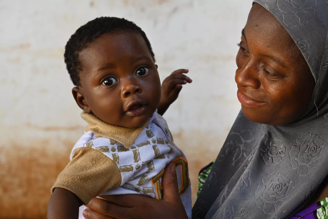 Una madre con su beb&eacute; en un centro de salud de Fada, en Burkina Faso.