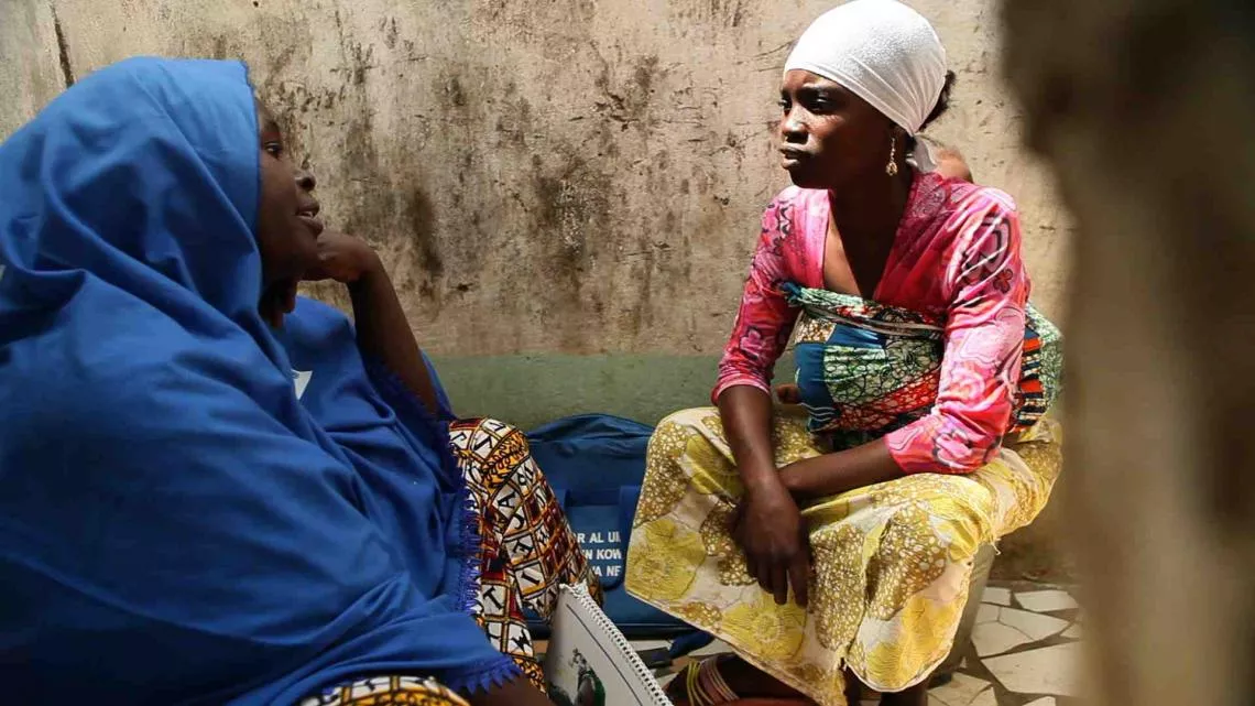 Aisha Ibrahim (izquierda), habla con una joven madre acerca de los peligros de la poliomielitis. Aisha es una de las 20.000 movilizadoras voluntarias de UNICEF en la comunidad, en el estado de Kano, en Nigeria.