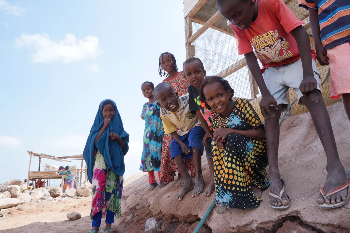 &Agrave; Djibouti, un groupe d&rsquo;enfants jouent pr&egrave;s d&rsquo;un r&eacute;servoir d&rsquo;eau construit par l&rsquo;UNICEF et ses partenaires.