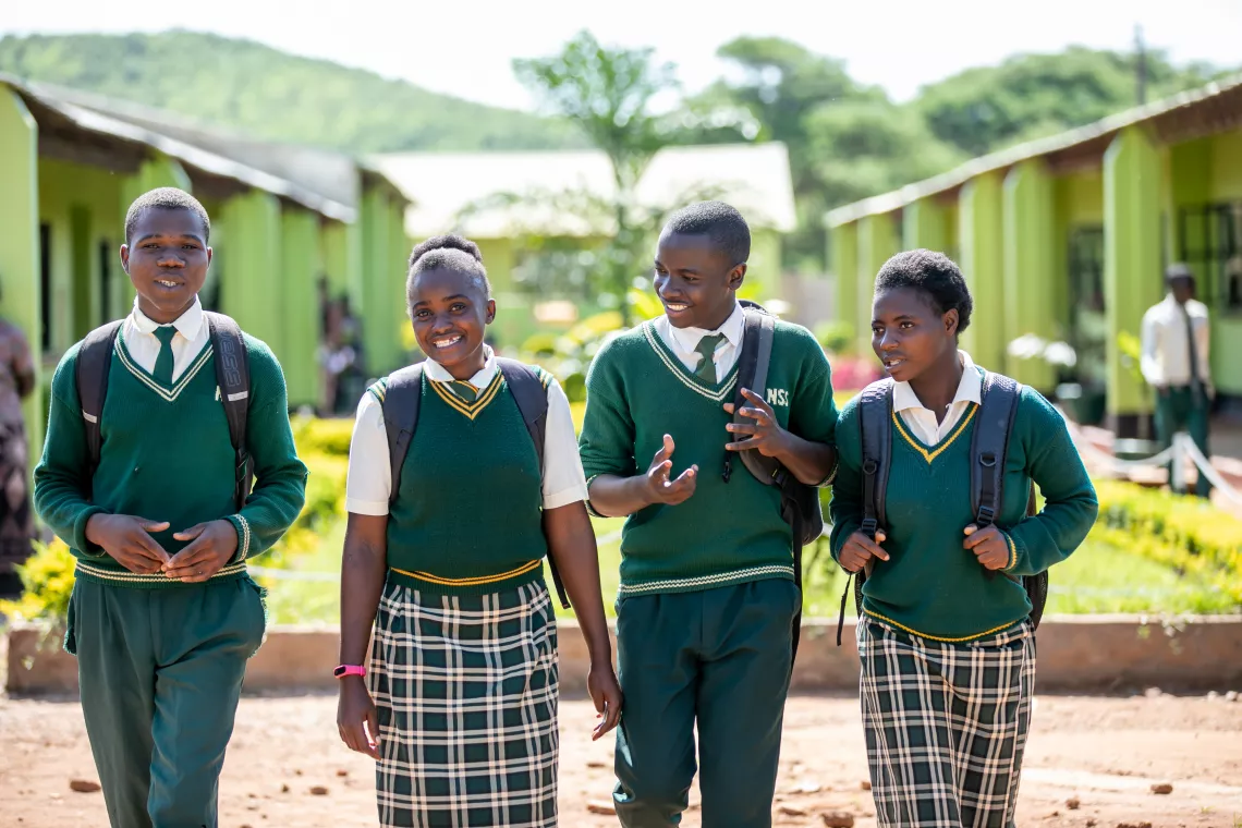 Kufekisa (18 a&ntilde;os), Dorcas (17 a&ntilde;os), Haggar (19 a&ntilde;os) y Joshua (17 a&ntilde;os) son alumnos de la Escuela Secundaria de Nampundwe que recibieron becas de educaci&oacute;n como parte de los sitios SEEVCA apoyados por UNICEF en el Distrito de Shibuyunji Lusaka.