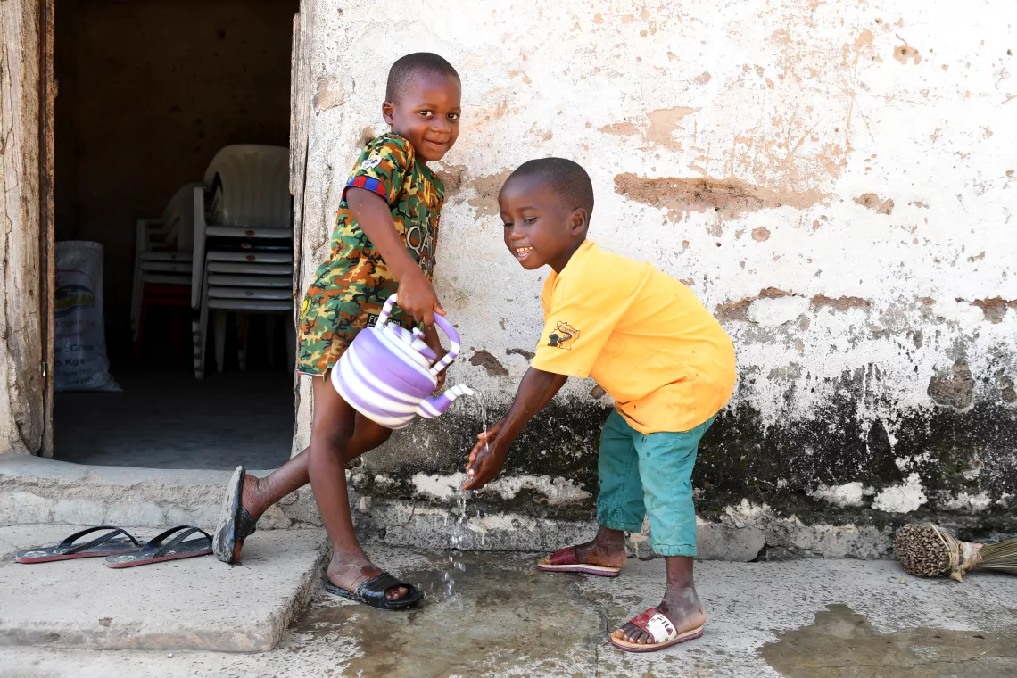 Two children washing their hands in C&ocirc;te d&rsquo;Ivoire.
