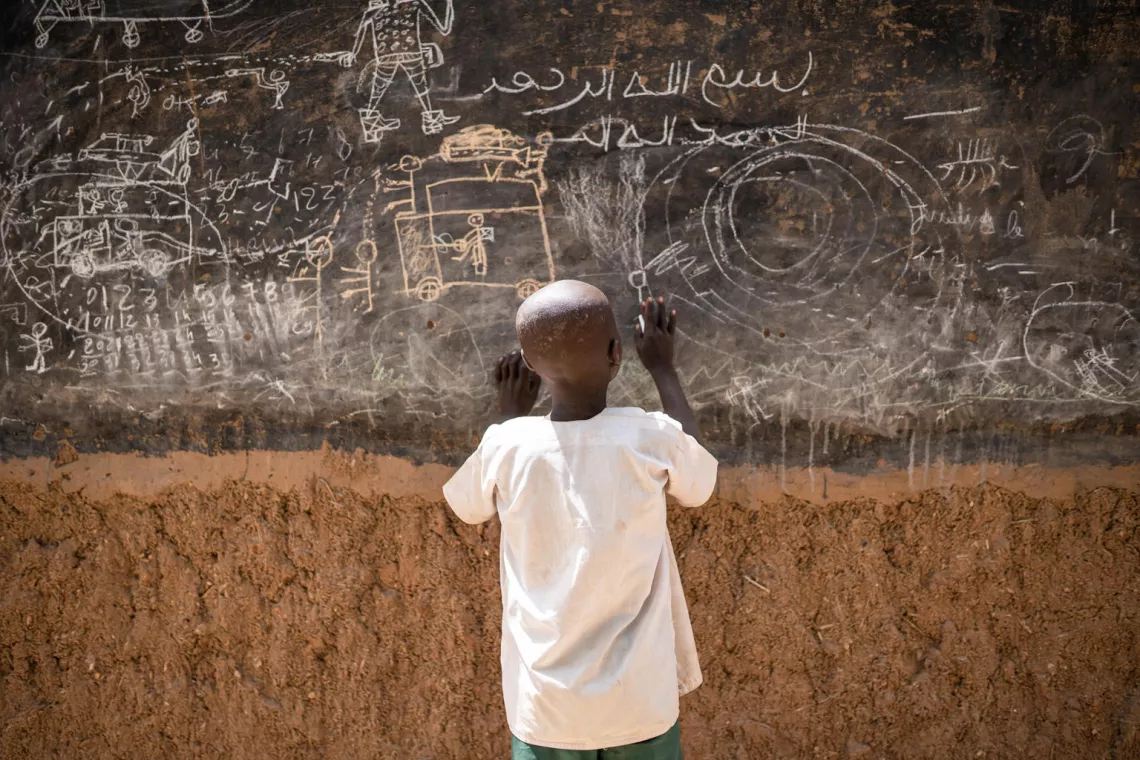 صبي يكتب على السبورة في النيجر.
