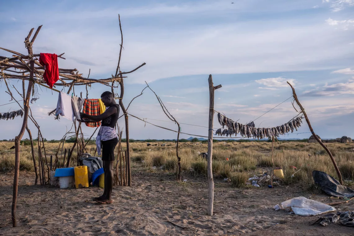 Kenia. Los peces se cuelgan para que se sequen en una peque&ntilde;a comunidad pesquera.