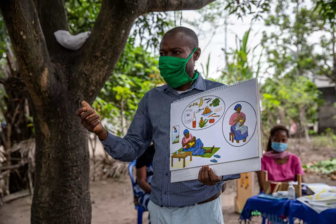 Democratic Republic of the Congo. A community mobilizer shares guidance on good nutrition practice.