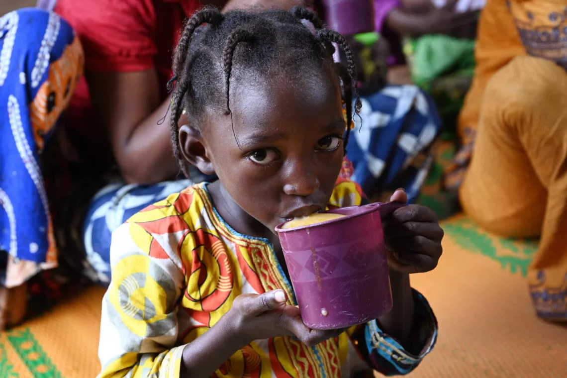 Un grupo de niños recibe una comida nutritiva tras una demostración de cocina en Garoua-Boulaï, en Camerún.