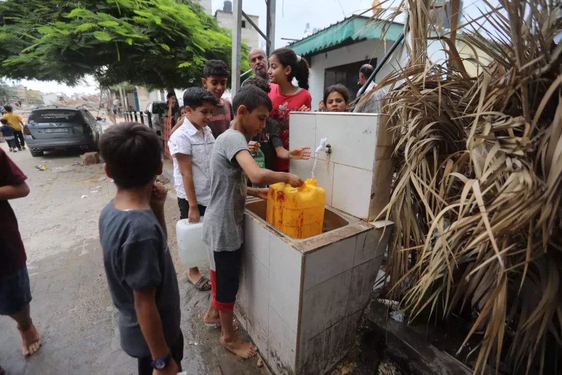 8 de octubre de 2023: Ni&ntilde;os palestinos llenan de agua potable las zonas p&uacute;blicas en medio de una escalada del conflicto.