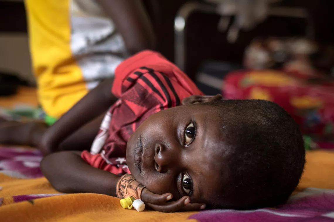 Un ni&ntilde;o descansa en una cama del servicio de nutrici&oacute;n del Hospital de Bossangoa, en la Rep&uacute;blica Centroafricana.