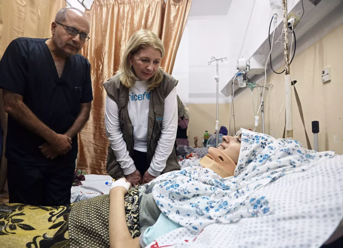 Catherine Russell, directrice g&eacute;n&eacute;rale de l'UNICEF, et Ted Chaiban, directeur g&eacute;n&eacute;ral adjoint de l'UNICEF pour l'action humanitaire et les op&eacute;rations d'approvisionnement, visitent l'h&ocirc;pital Al Naser.